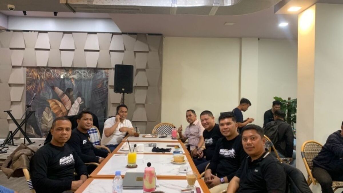 TERIMA -- Bupati Wajo, Andi Rosman didampingi Kapolres Wajo, AKBP Muhammad Rosid Ridho terima kunjungan Forkopimda Sinjai di BBC Cafe Sengkang, Sabtu (13/9). 
