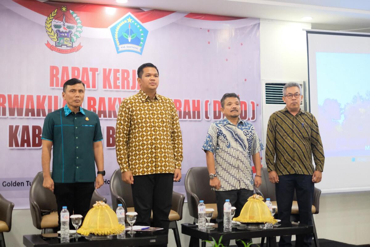 Bupati Uji Nurdin membuka Rapat Kerja DPRD Bantaeng, di Hotel Golden Tulip, Kota Makassar, Sabtu (11/10/2025).