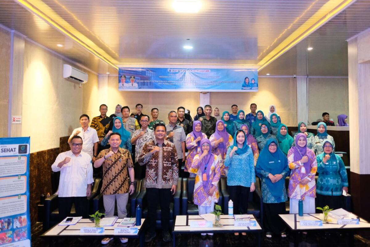 Bupati Bantaeng, M. Fathul Fauzy Nurdin, didampingi Ketua TP. PKK Kabupaten Bantaeng, Gunya Paramasukhaputri memberi dukungan kepada Puskesmas Kota yang masuk 10 besar lomba inovasi sehat tingkat nasional.