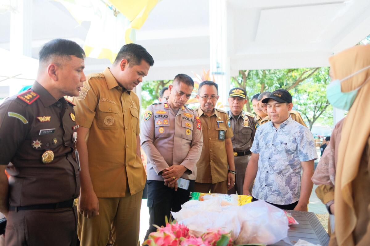 Bupati Bantaeng, M. Fathul Fauzy Nurdin, bersama Kepala Kejaksaan Negeri Bantaeng, Satria Abdi, hadir memantau langsung pelaksanaan Gerakan Pangan Murah di tribun Seruni.