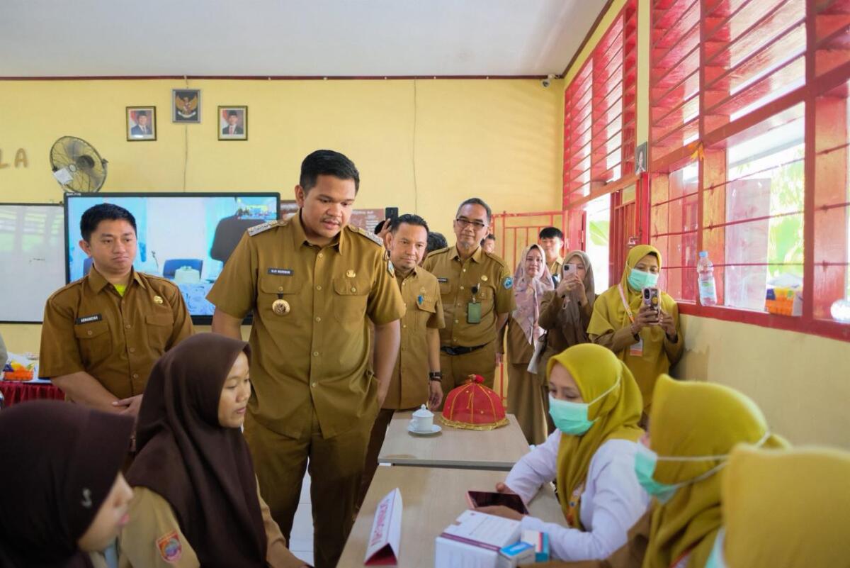 Bupati Bantaeng, M. Fathul Fauzy Nurdin meninjau langsung jalannya skrining kesehatan atau deteksi dini penyakit bagi anak usia sekolah, di SMA Negeri 1 Bantaeng, Jl. TA. Gani, Bonto Atu, Kecamatan Bissappu, Kabupaten Bantaeng, Selasa (14/10/ 2025).