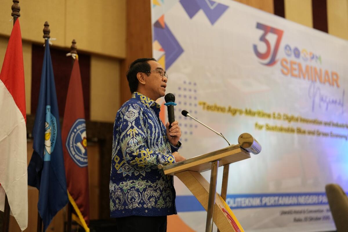 Rektor Unhas, Prof. Dr. Ir. Jamaluddin Jompa, M.Sc., hadir sebagai pembicara utama dalam Seminar Nasional yang diselenggarakan oleh Politeknik Pertanian Negeri Pangkep, pada Rabu (22/10/2025), di Ballroom Unhas Hotel and Convention.