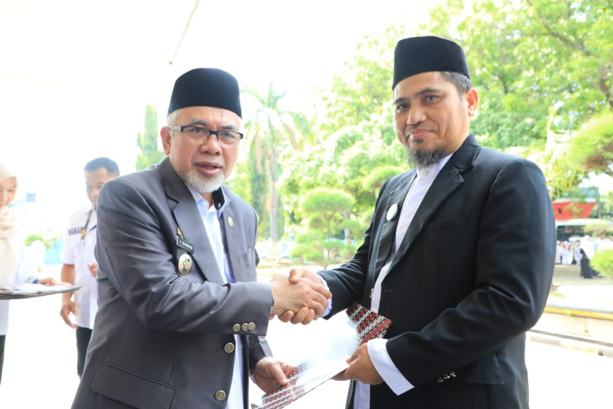 Wakil Bupati Bantaeng, H. Sahabuddin menyerahkan penghargaan kepada perwakilan pesantren yang telah memberikan dedikasinya di Kabupaten Bantaeng. 