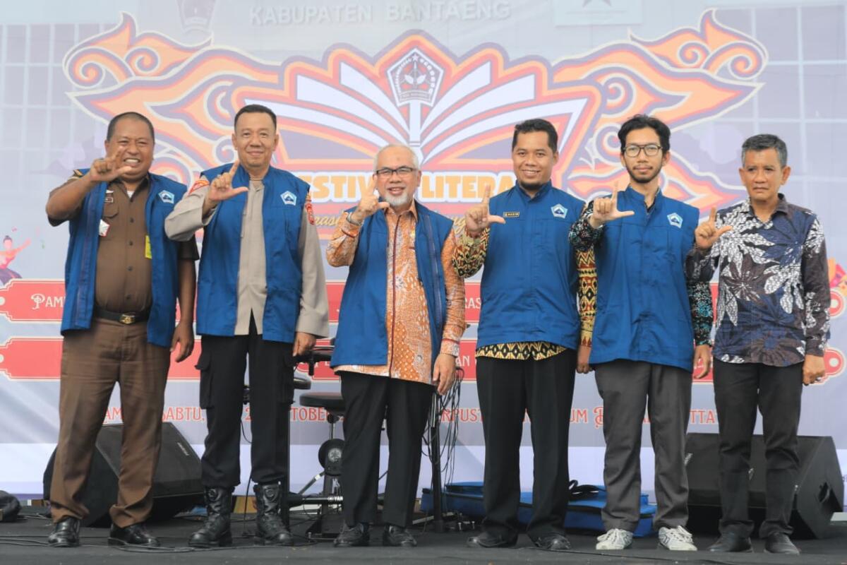 Wakil Bupati Bantaeng, H. Sahabuddin membuka festival literasi Library Pop Up Fest di halaman Perpustakaan Umum Daerah Buttatoa Dinas Perpustakaan dan Kearsipan Kabupaten Bantaeng, Kamis (23/10/2025). 