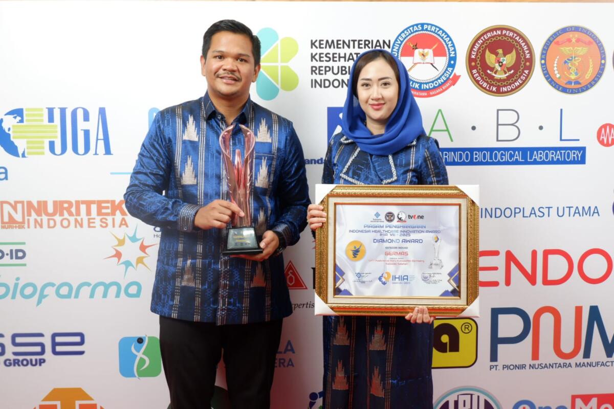 Bupati Bantaeng Uji Nurdin, didampingi Ketua TP PKK Gunya Paramasukhaputri menerima penghargaan juara I tingkat nasional di Hotel Aston Kartika, Jakarta Barat, Kamis malam (23/10/2025). 