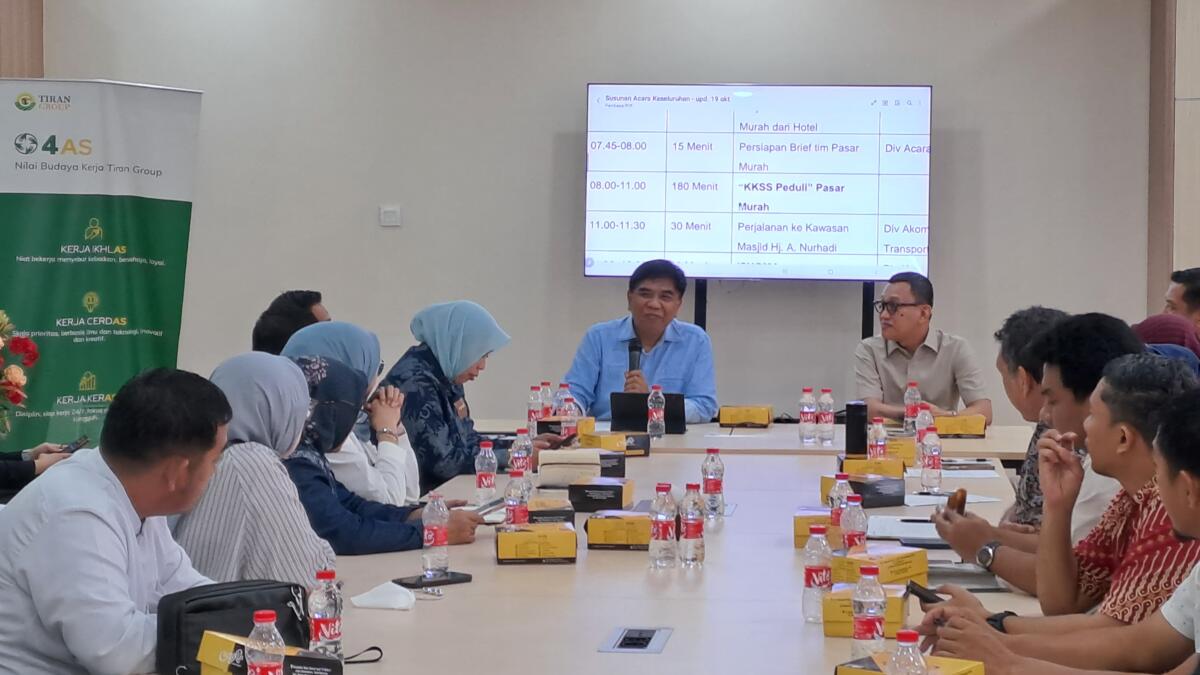 Sekjen KKSS Abdul Kadir Karding (kanan) didampingi Direktur Eksekutif IKA UNHAS, Salahuddin Alam (kiri) pada rapat panitia Mukernas KKSS dan HUT ke-49 di AAS Building, Makassar, Jumat (24/10/2025).