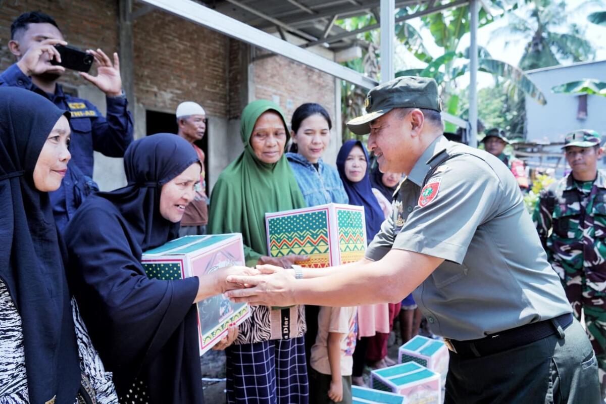 Kasdam XIV/Hasanuddin Brigjen TNI Sugeng Hartono menyerahkan bantuan untuk korban bencana angin puting beliung di Kabupaten Gowa.