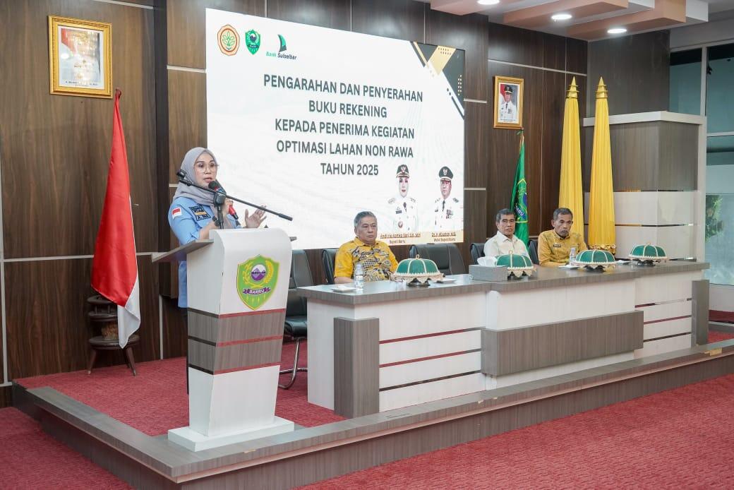 Bupati Barru, Andi Ina Kartika Sari, S.H., M.Si., pada kegiatan penyerahan buku rekening bagi kelompok tani penerima program Optimasi Lahan (Oplah) Non Rawa Tahun 2025 di Baruga Singkeru Ada’e, Rujab Bupati.