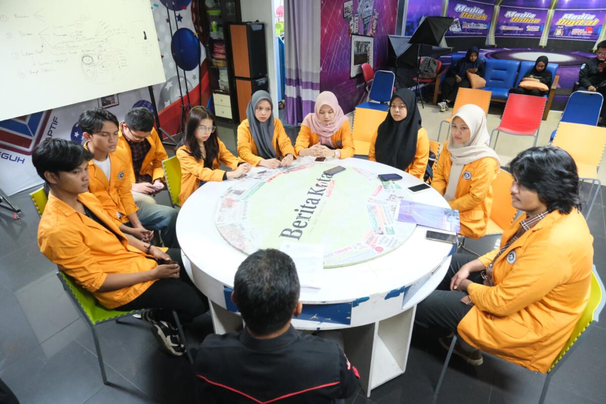 Suasana kunjungan studi mahasiswa UNM di ruang redaksi Berita Kota Makassar. Diskusi membahas konvergensi “satu informasi, empat media”.