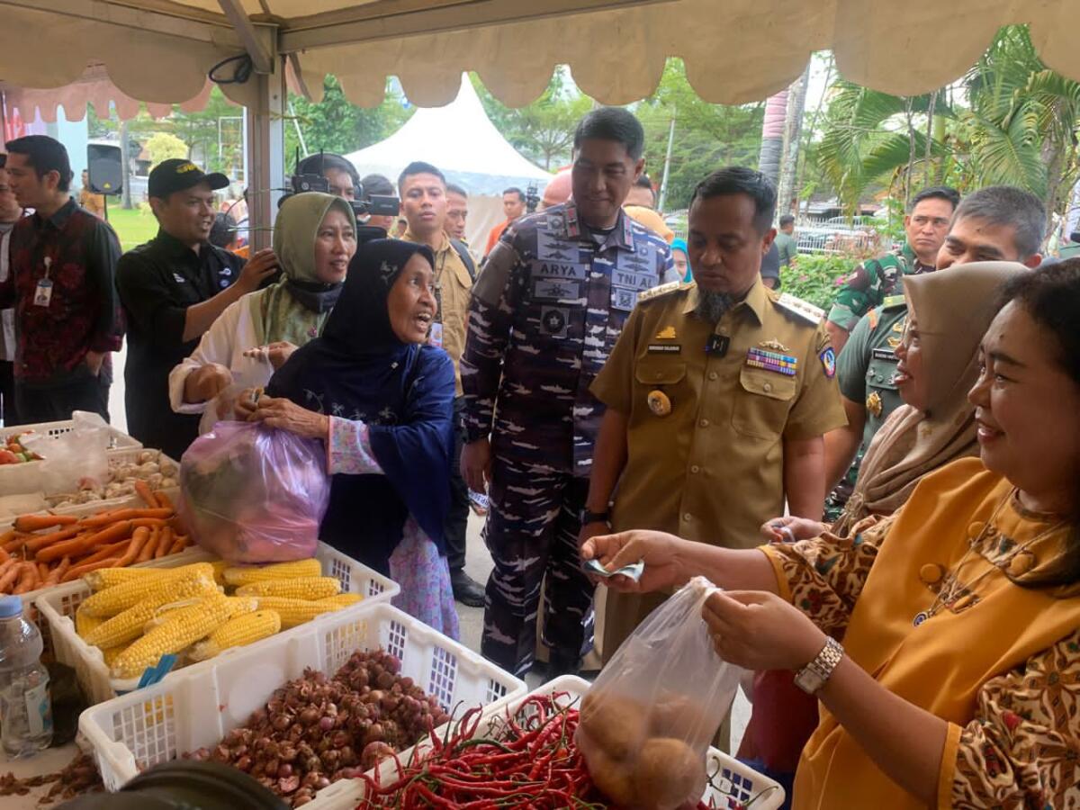 Gubernur Sulsel Andi Sudirman Sulaiman meninjau pelaksanaan GPM di halaman Kantor TVRI Makassar, Senin 13 Oktober 2025, dan dilaksanakan serentak di 24 kabupaten/kota se-Sulsel.
