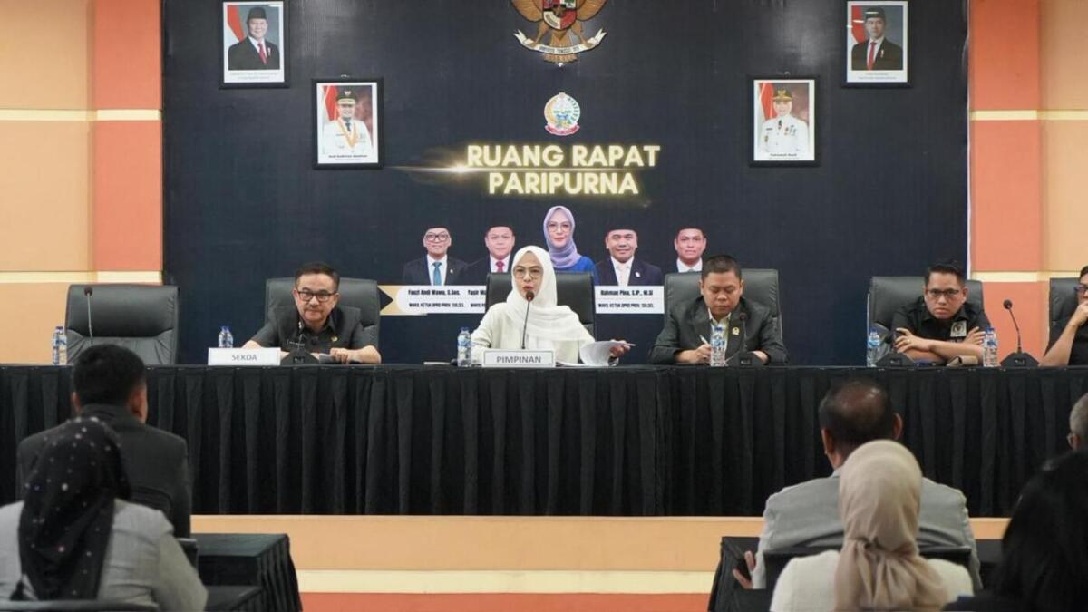IST
MEMPERSILAHKAN--Ketua DPRD Sulsel Andi Rachmatika Dewi mempersilahkan Sekprov Jufri Rahman untuk mewakili gubernur membacakan jawaban atas pandangan fraksi-fraksi
