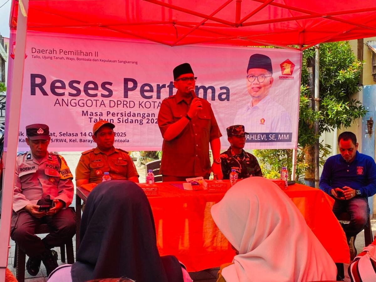 IST
TERIMA KELUHAN--‎Ketua Komisi A DPRD Makassar, Andi Pahlevi menerima langsung keluhan warga Kelurahan Baraya terkait sulitnya akses air bersih, seragam gratis dan PDAM di wilayah mereka pada kegiatan reses berlangsung di Jalan Kandea I RT 05 RW 04, Kelurahan Baraya, Selasa (14/10). 
