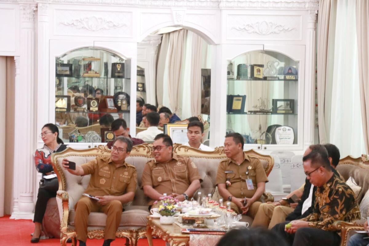 Bupati Takalar H Mohammad Firdaus Daeng Manye (dua dari kiri) hadir di Rujab Gubernur Sulsel membahas program perluasan areal kelapa sawit berkelanjutan sebagai bagian dari dukungan terhadap Asta Cita Presiden Republik Indonesia.