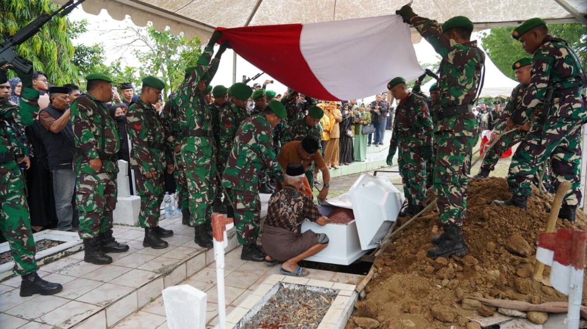 Prosesi pemakaman militer Lettu Inf (Anumerta) Fauzy Ahmad Sulkarnaen di TMP Mangilu, Kelurahan Samalewa, Kecamatan Bungoro, Kabupaten Pangkep.