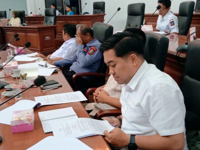 IST
SIDAK--Legislator Golkar selaku Ketua Komisi III DPRD Tana Toraja, Agustinus Patinggi bersma Medi Sura' Matasak, serta Ardi Kurniawan Bombing dari Gerindra telah melakukan Sidak atas kondisi jalan poros Simbuang-Mappak, Sabtu (11/10) lalu.