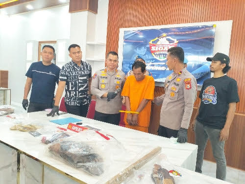 Kapolres Sidrap AKBP Dr. Fantry Taherong merilis pengungkapan kasus pembunuhan yang dilakukan tersangka Rustan, bertempat di Aula Tahtya Daraka Mapolres Sidrap.