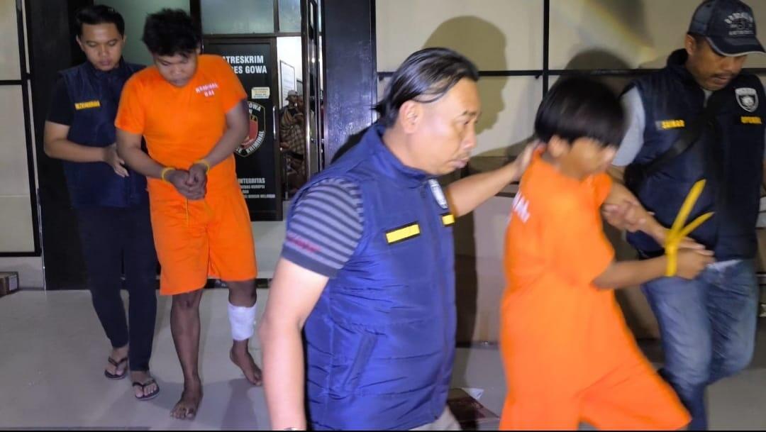 Petugas Polres Gowa menggiring dua dari empat pelaku yang memanah pengendara motor. Keduanya dilumpuhkan dengan timah panas di bagian kaki.