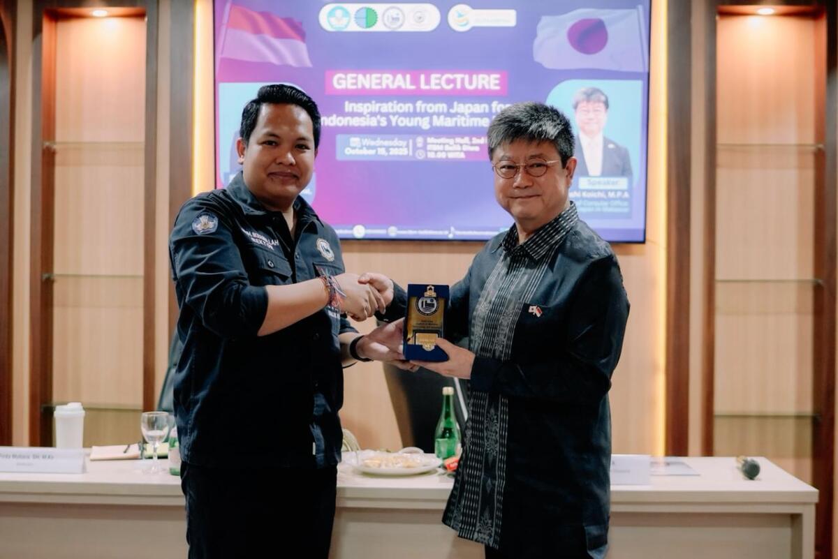 Rektor ITBM Balik Diwa Dr. Muh. Ikramullah Akmal menyerahkan cinderamata kepada Head of Consular Office of Japan ini Makassar Mr. Ohashi Koichi, M.P.A. usai menjadi narasumber utama kuliah umum internasional.