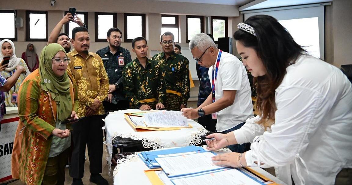 Korsupgah KPK Epa Kartika (kiri berjilbab) menyaksikan penandatangan penyerahan PSU dari salah satu pengembang perumahan kepada Pemkot Makassar di Ruang Sipakalebbi Kantor Wali Kota Makassar.