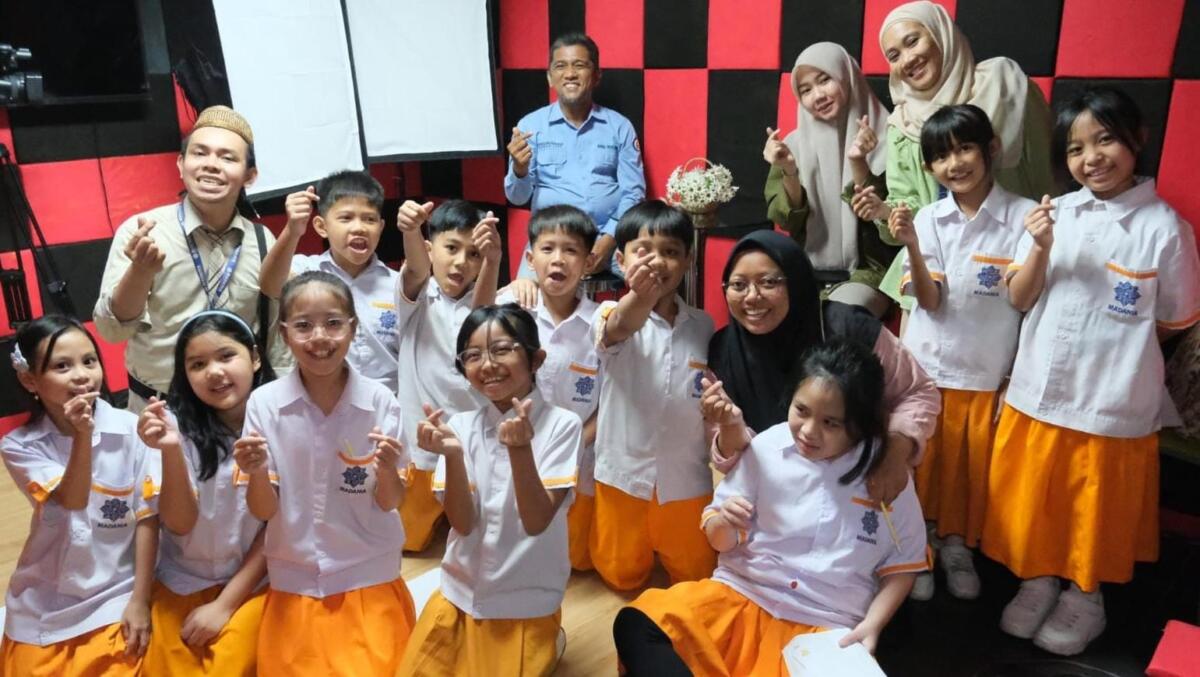 Siswa Sekolah Madania Makassar dan guru foto bersama di ruang studio podcast BKM usai melaksanakan praktik program pembelajaran di luar kelas.
