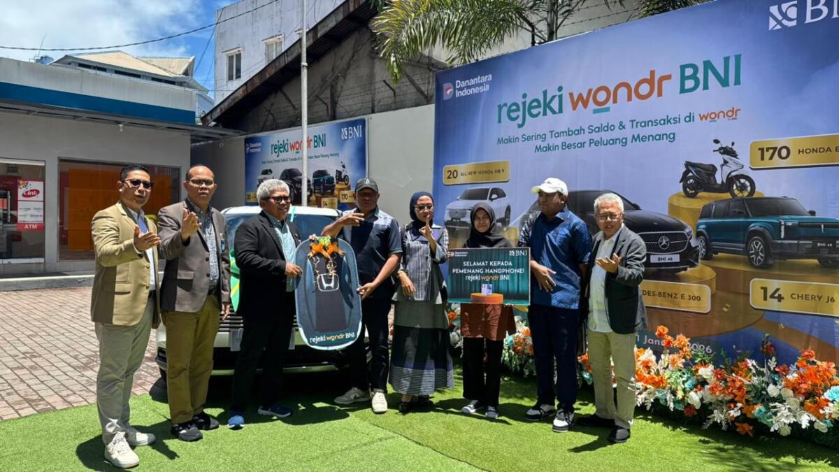 Pemimpin BNI Kantor Wilayah 07 Makassar Muhammad Arafat bersama jajaran manajemen menyerahkan hadiah utama satu unit Honda HR-V kepada pemenang  tahap pertama program undian Rejeki wondr BNI, yang digelar di BNI Kantor Cabang Ambon.