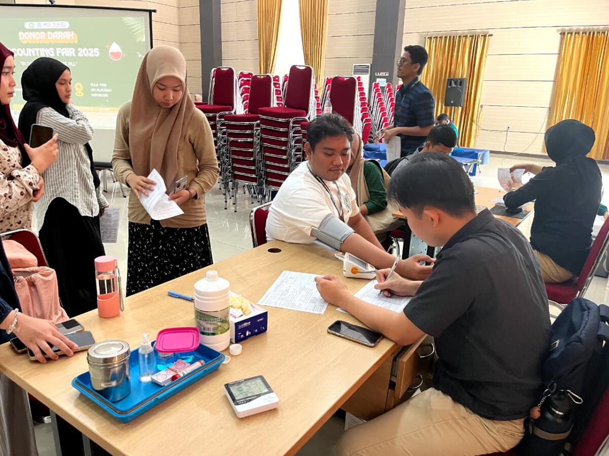 Panitia Accounting Fair HMJ Akuntansi berkolaborasi UKK KSR-PMI Unit 107 UINAM menggelar donor darah di Aula FEBI.