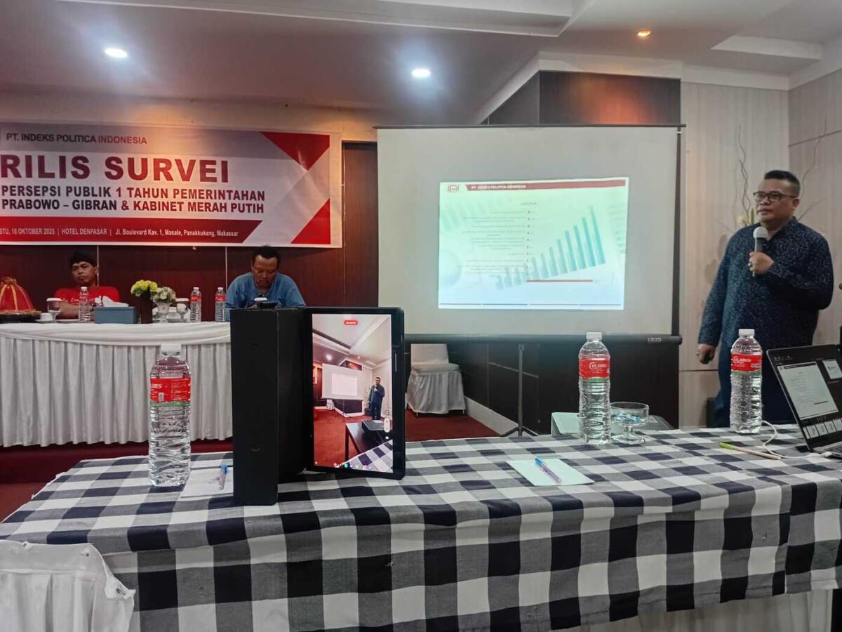 BKM/SITUJU
MEMAPARKAN--Direktur eksekuti PT IPI Suwadi Idris Amir memaparkan hasil survei terkait kinerja Presiden Prabowo dan Wapres Gibran serta para Menteri Kabinet Merah Putih, di Makassar, Sabtu (18/10).