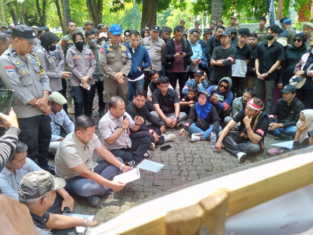 Warga Mula Baru, Tamalalang, Alamanda, dan Akasia, Kecamatan Tamalanrea yang tergabung dalam Geram PLTSa menggelar aksi demo di depan Kantor Gubernur Sulsel. Mereka menyuarakan enam tuntutan.