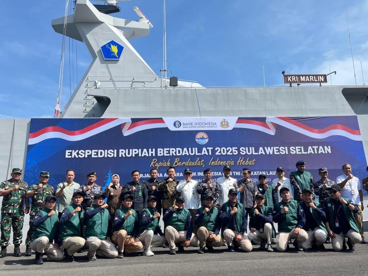 Danlantamal VI Makassar Laksamana Muda TNI Andi Abdul Aziz, Kepala Departemen Pengelolaan Uang BI Anwar Pasori, Kepala Perwakilan BI Sulsel Rizki Ernadi Wimanda, Kepala Biro Perekonomian dan Pembangunan Provinsi Sulsel
Marwan Mansyur, foto bersama pegawai BI dan personel TNI AL  yang mengawal pengiriman uang Rp15 miliar ke daerah 3T Sulsel dengan menggunakan KRI Marlin 887.
