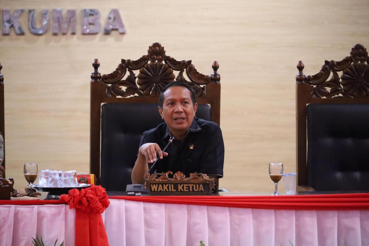 IST
PENJELASAN--Wakil Ketua DPRD Bulukumba Syahruni Haris ketika memberikan penjelasan pada saat rapat
