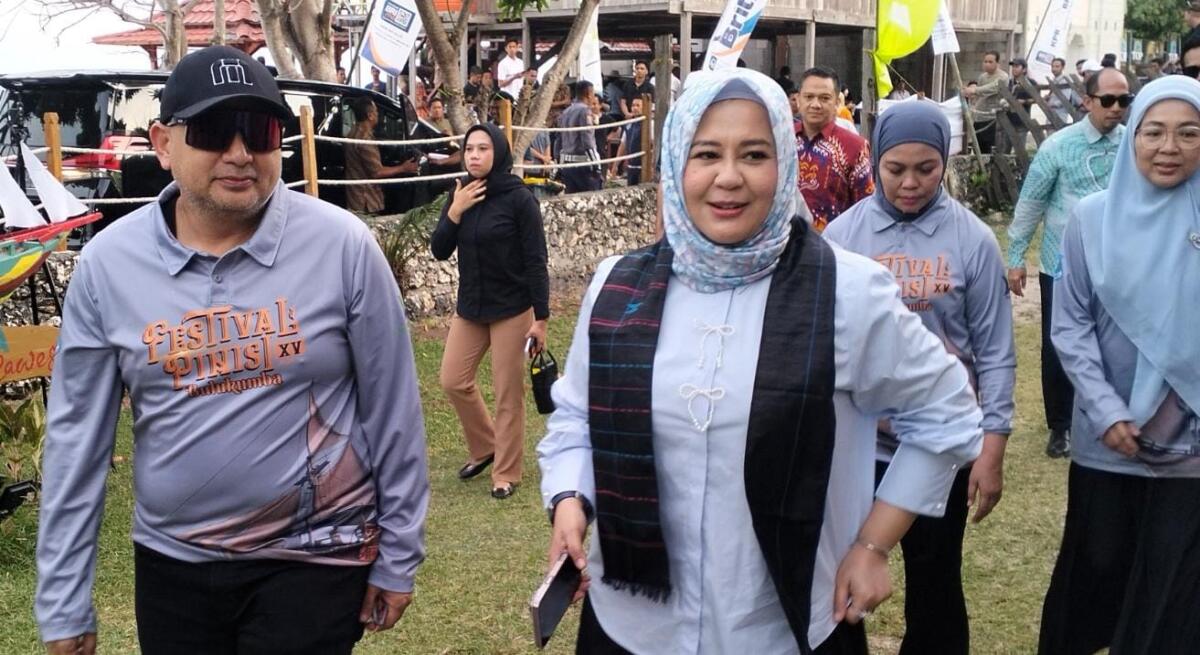 Wagub Sulsel Hj Fatmawati Rusdi berjalan beriringan memasuki lokasi pelaksanaan pembukaan Festival Pinisi di pesisir Pantai Mandala Ria, Desa Lembanna, Kecamatan Bonto Bahari, Kabupaten Bulukumba.