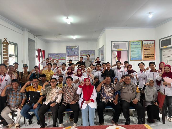 Foto bersama usai penyuluhan hukum yang dilaksanakan Pusaka HTN FH Unhas di Kelurahan Talaka, Kecamatan Ma’rang, Kabupaten Pangkep. 