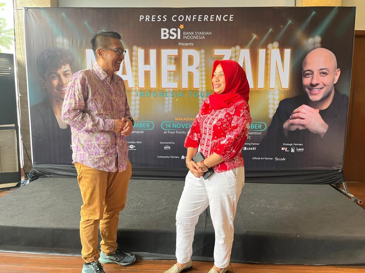 CEO Rajamice Panca R Sarungu dan Director of Sales Marketing Four Point by Sheraton Devi Pujayanti berbincang ringan usai menggelar jumpa pers terkait konser Maher Zain