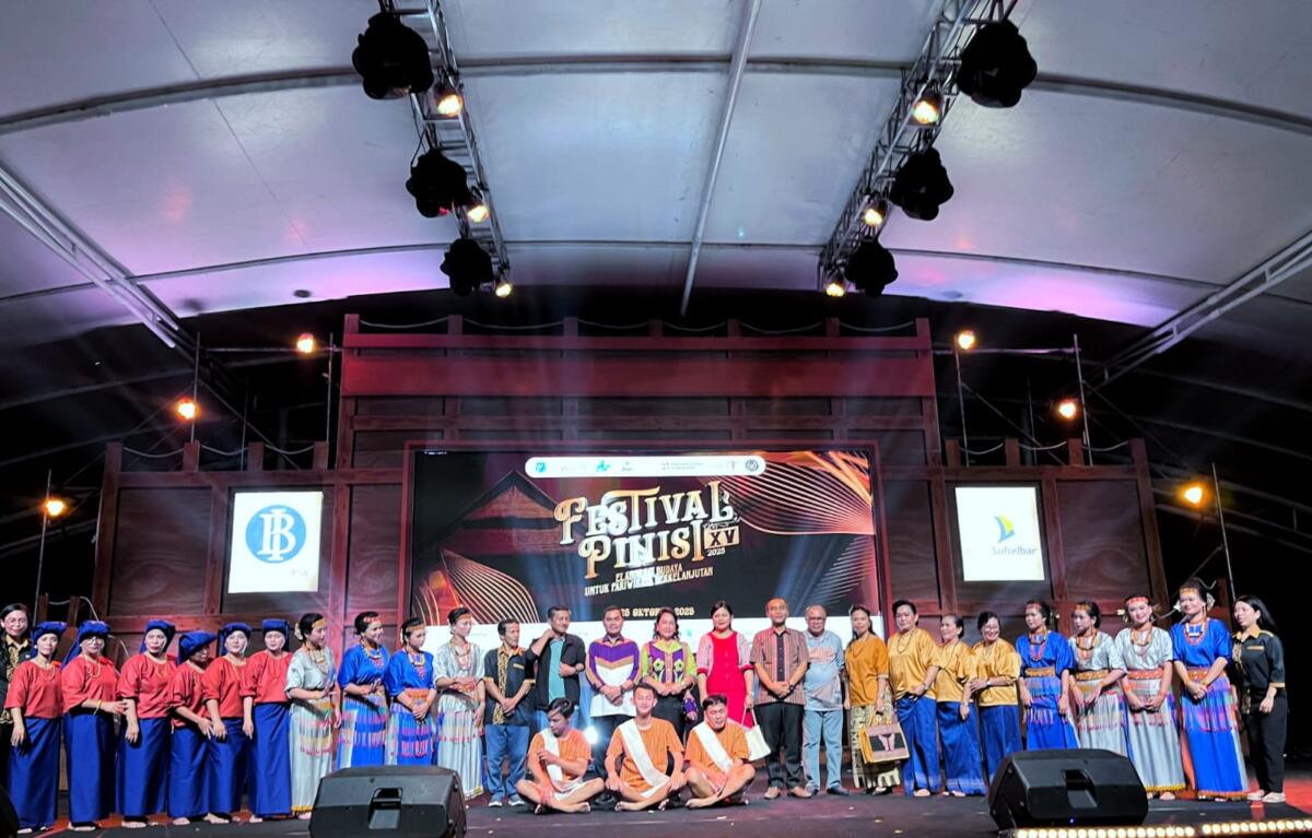 Bupati Tator dr Zadrak Tombeg dan Ketua Tim Penggerak PKK Dr Erni Yetti Riman foto bersama penari yang dibawa pada event Festival Pinisi XV tahun 2025 di Kabupaten Bulukumba.