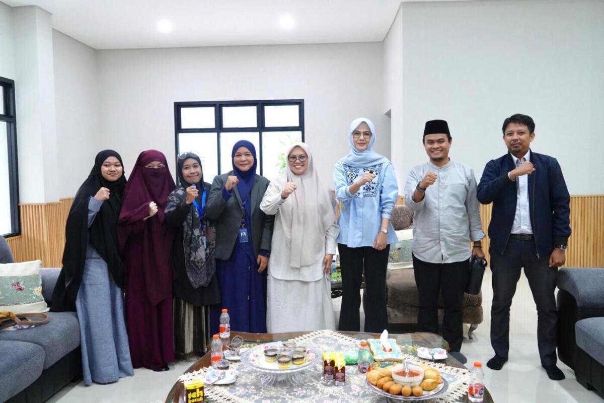IST
MENERIMA--Ketua DPRD Sulsel, Andi Rachmatika Dewi menerima kunjungan panitia pelaksana Sitarupa, di ruang kerjanya
