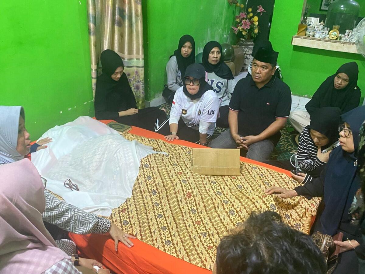 IST
MELAYAT--Wakil Ketua DPRD Sulsel Rahman Pina bersama Bupati Barru Andi Ina Kartika Sari ketika melayat di kediaman Nusra Azis (almarhumah), Minggu (26/10)
