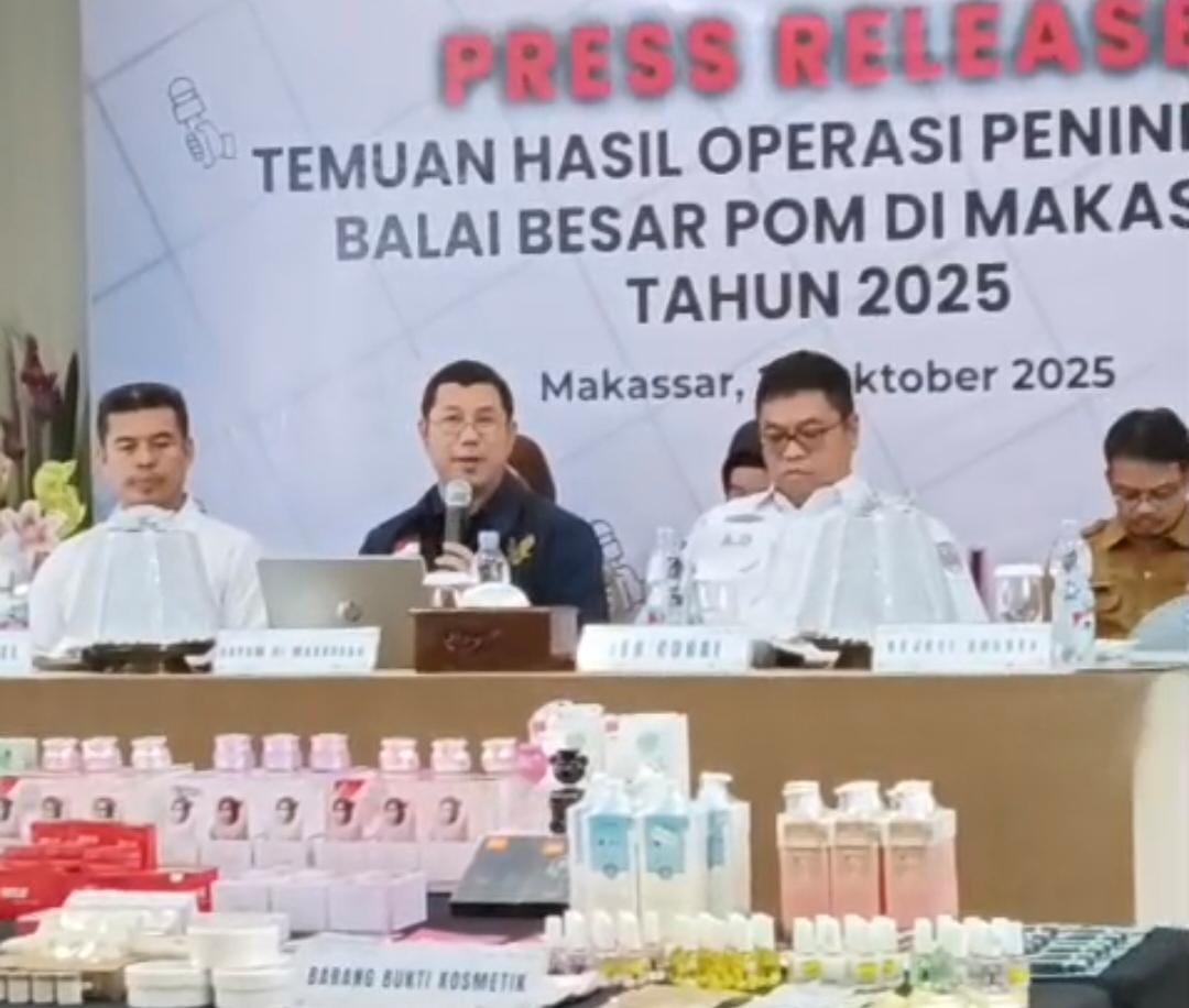 Kepala BBPOM Makassar Yosef Dwi Irwan Prakasa memberi keterangan kepada wartawan terkait hasil operasi penindakan peredaran kosmetik ilegal yang dilakukan seorang influencer asal Sidrap.