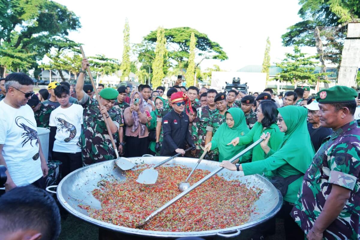 Masak 1 Ton Udang, Kodam XIV/Hasanuddin Tutup HUT TNI Bersama Bobon Santoso