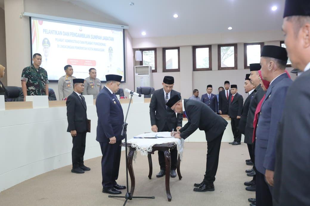 Wali Kota Makassar Munafri Arifuddin menyaksikan Kabag Hukum yang baru Dr Asrul Alimina menandatangani berita acara pelantikan di Ruang Sipakatau Balai Kota. Sejumlah pejabat dilantik dalam mutasi kali ini.