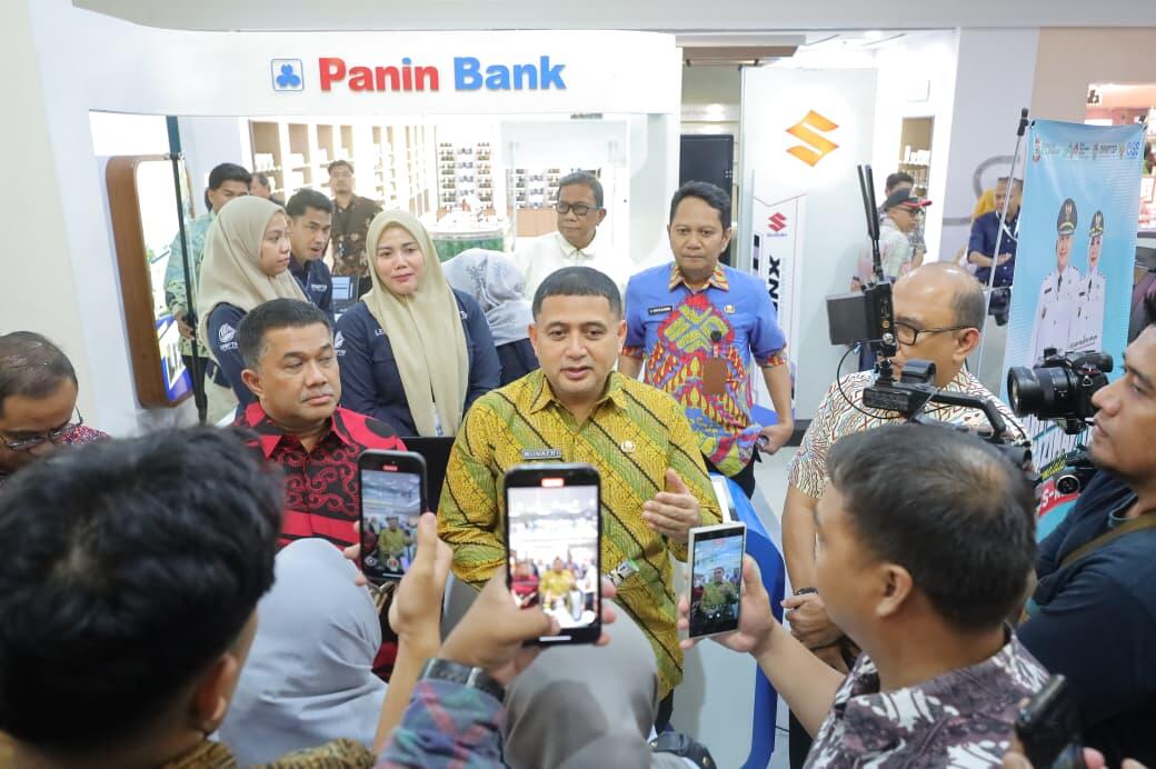 Wali Kota Makassar Munafri Arifuddin bersama Regional Manager KTI Bank Panin Andi Hudli Huduri dan jajarannya memberi keterangan kepada wartawan usai pembukaan Panin Expo 2025 yang digelar di MaRI.