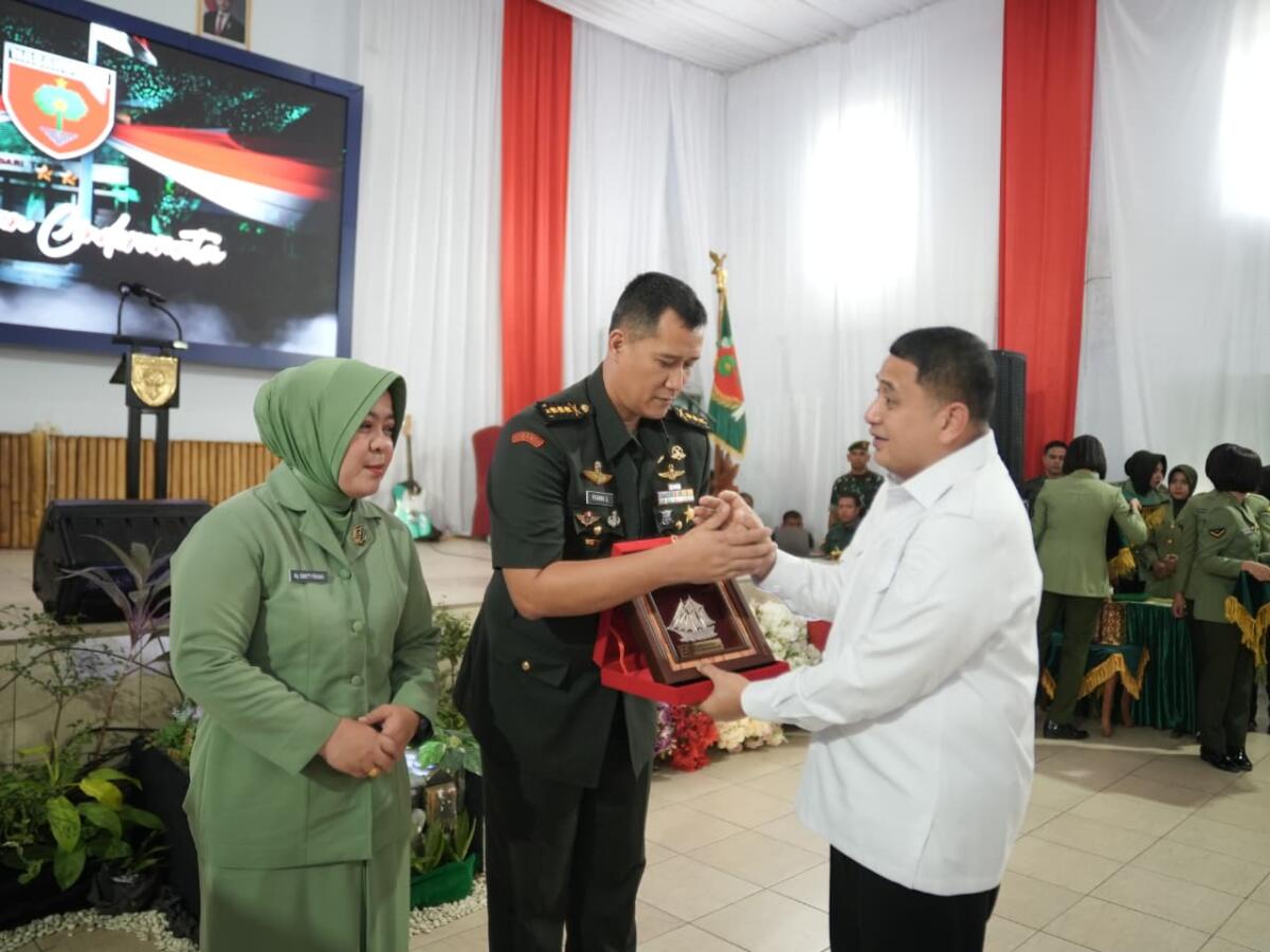 Wali Kota Munafri Arifuddin menyerahkan cinderamata kepada Dandim 1408/Makassar yang lama Kolonel Inf Franky Susanto pada lepas sambut yang dilaksanakan di Makodim.
