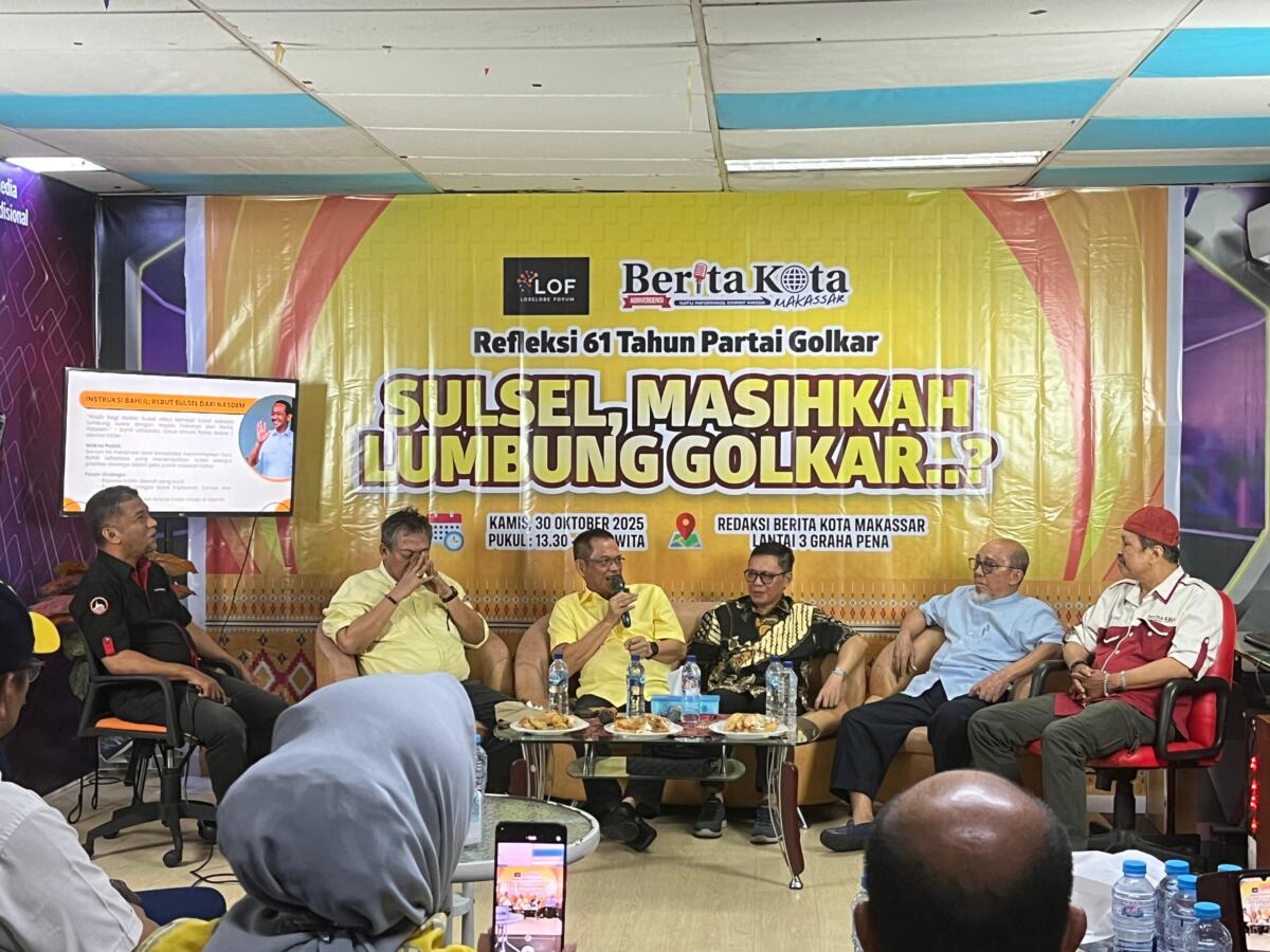 Lima pemateri dalam diskusi Refleksi 61 Tahun Partai Golkar; Sulsel, Masihkah Lumbung Golkar? di redaksi Harian Berita Kota Makassar. Dari kiri ke kanan Armin Mustamin Toputiri, Zulkarnain Arief, Dr Rahmat Muhammad, Prof Madjid Sallatu, dan Arif Situju.