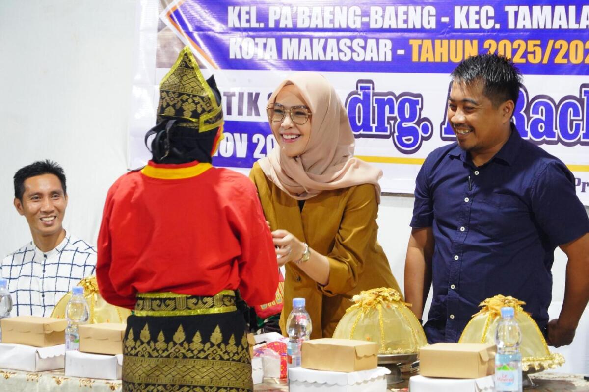 IST
SERAP ASPIRASI--Ketua DPRD Sulsel Andi Rachmatika Dewi menyerap aspirasi ketika melakukan reses di Kelurahan Pabaeng baeng, kecamatan Tamalate kota Makassar.

