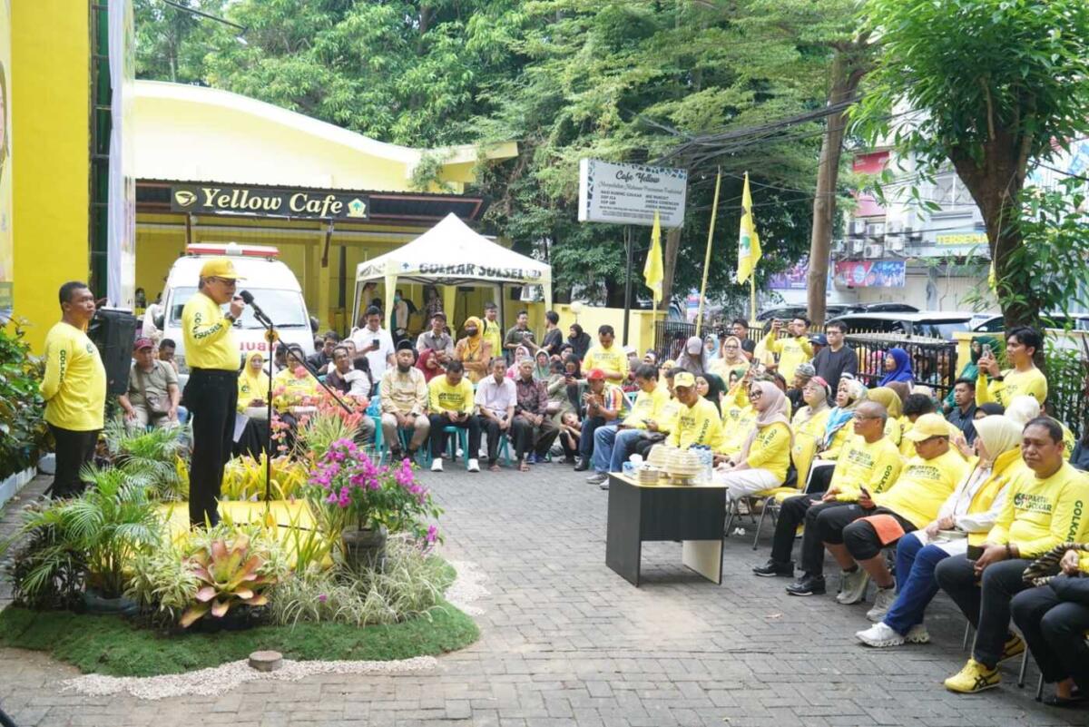IST
MEMPERINGATI--Ketua DPD I Partai Golkar Sulsel, Dr Taufan Pawe memperingati HUT ke-61, Partai Golkar pada rangkaian kegiatan sosial yang dipusatkan di halaman kantor DPD Partai Golkar Sulsel, Jalan Botolempangan, Makassar, Minggu (5/10).

