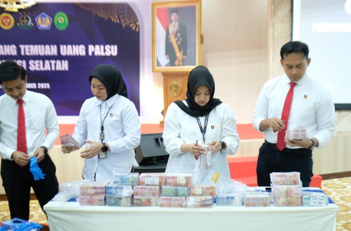 Pemusnahan uang palsu yang dilakukan di Kantor Perwakilan Bank Indonesia Sulawesi Selatan. 