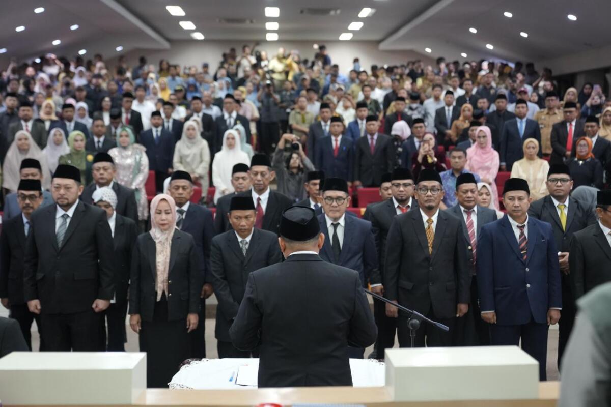Wali Kota Makassar Munafri Arifuddin melantik direksi dan Dewas BUMD di Balai Kota.