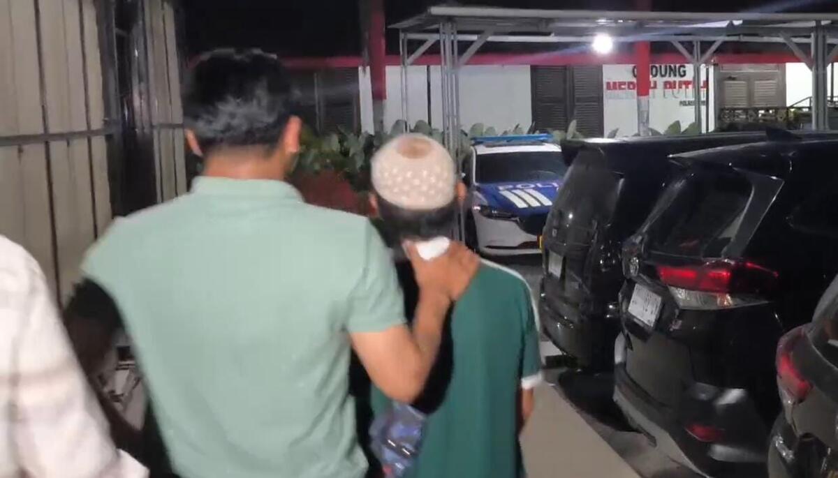 Terduga pelaku AG  digiring polisi ke ruang penyidik PPA Satreskrim Polres Gowa.