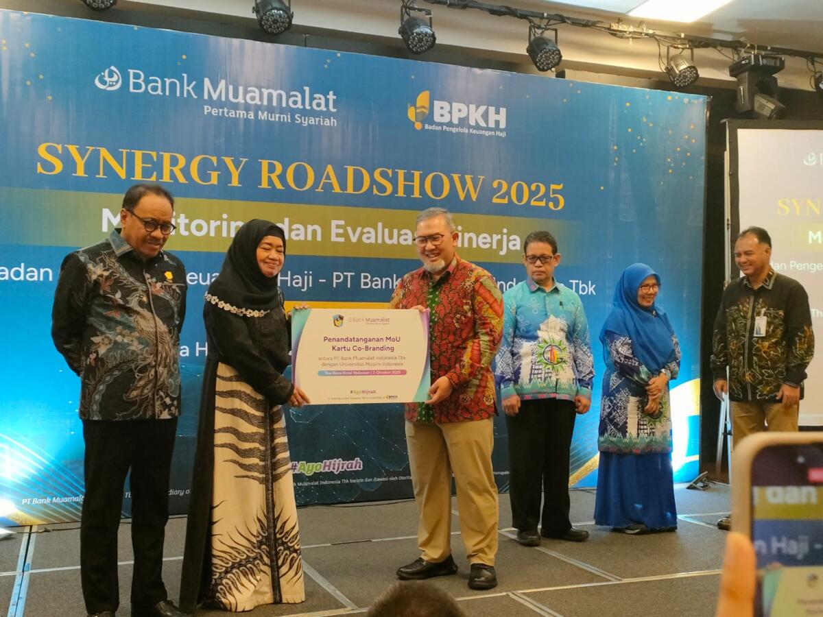 BANTUAN -- Direktur Utama Bank Muamalat, Imam Teguh Saptono menyerahkan bantuan kepada Yayasan Wakaf Universitas Muslim Indonesia, di Ballroom Hotel The Rinra Makassar, Kamis, 2 Oktober 2025.