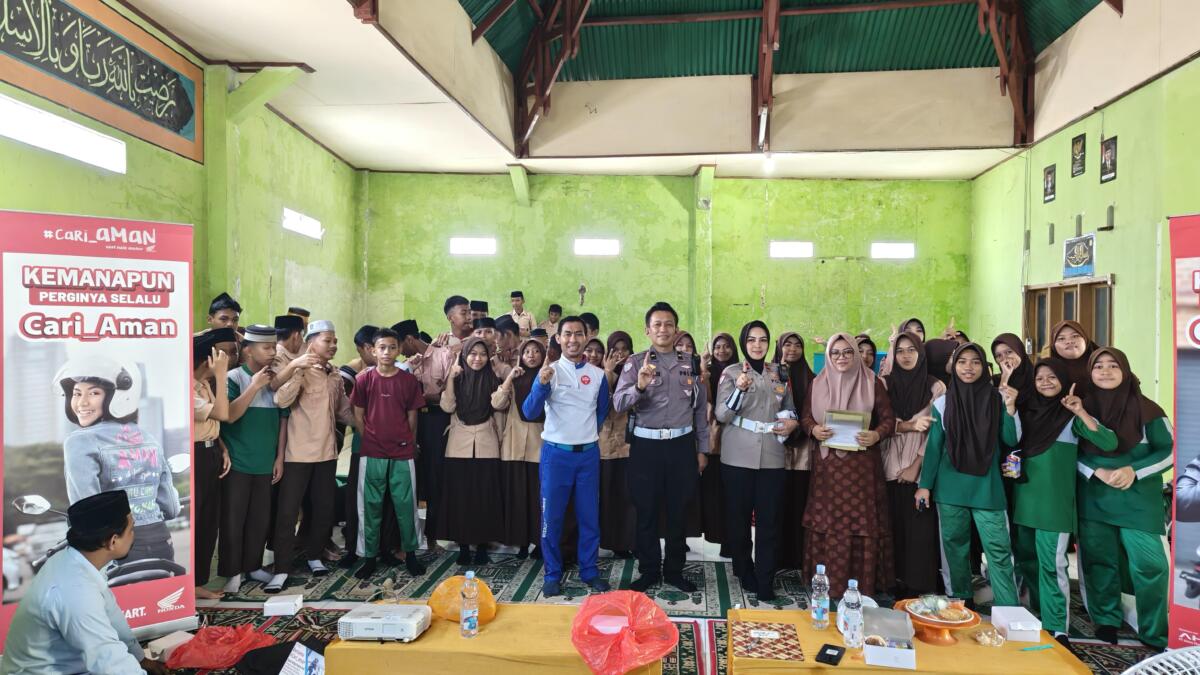 EDUKASI -- Instruktur Safety Riding Asmo Sulsel, Wanny dan personel Satlantas Polres Gowa foto bersama goto dan siswa MAN dan MTS Syekh Yusuf Sunggumina Gowa di sela melakukan edukasi safety riding.