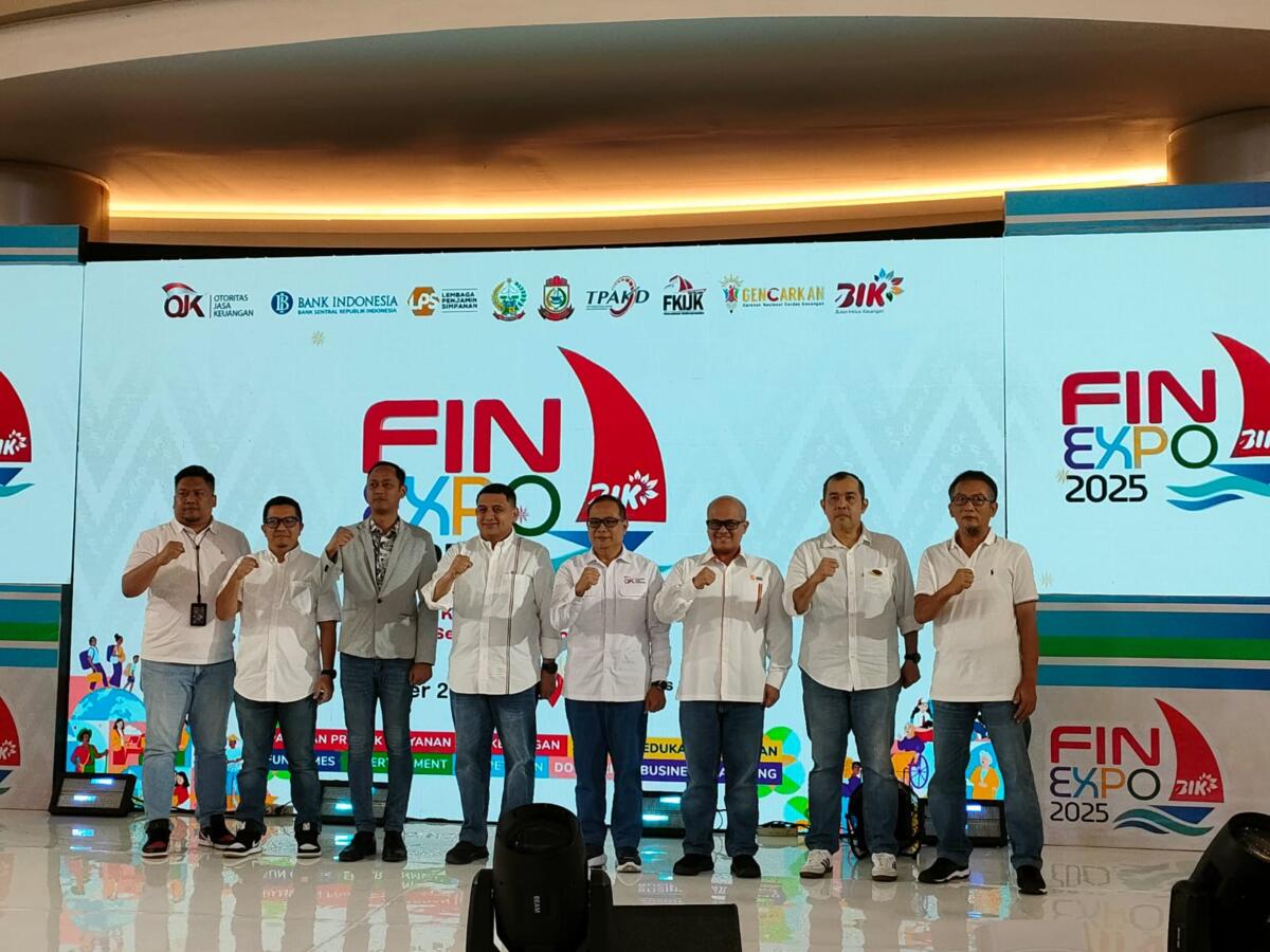 PEMBUKAAN -- Kepala OJK Provinsi Sulsel dan Sulbar, Moch. Muchlasin (empat dari kanan), Kepala Kantor  Perwakilan LPS III Makassar, Fuad Zaen (tiga dari kanan), Wali Kota Makassar, Munafri Arifuddin (empat dari kiri), perwakilan Bank Mandiri, Pemimpin Wilayah VI Pegadaian Makassar, Ngadenan (dua dari kiri) foto bersama usai prosesi pembukaan FinEXPO 2025 di atrium Trans Studio Mall Makassar, Sabtu, 4 Oktober 2025.